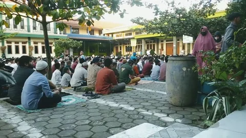 Pray together at Eid al-Adha celebration 動画素材 200927092