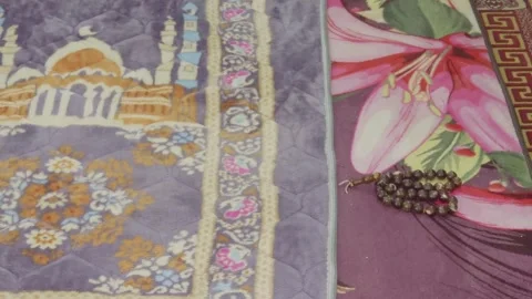 Prayer beads on prayer mat representing Islamic worship and spirituality Vídeos de archivo 332655814