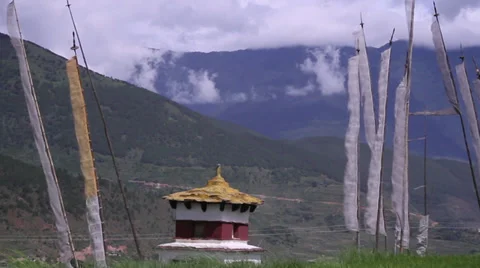 Prayer flags blowing in the wind by temple in Bhutan 스톡 동영상 37163338