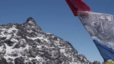 Prayer flags blowing in the winds of Himalayas mountains Vídeos de archivo 72505479