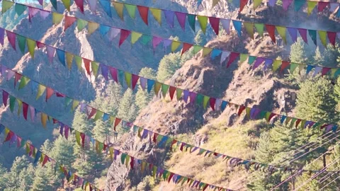 Prayer flags in front of the mountains at Gurudwara Sahib Manikaran at Manikaran 库存影片 240905049