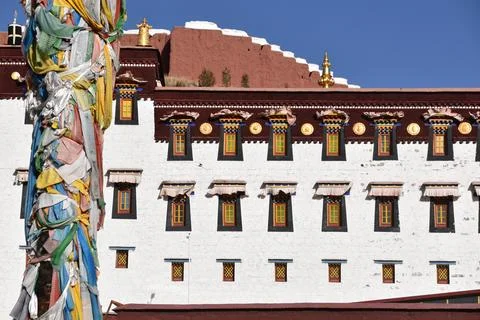 Prayer Flags in Front of Pelkor Monastery in Gyantse, Tibet Stock-Fotos