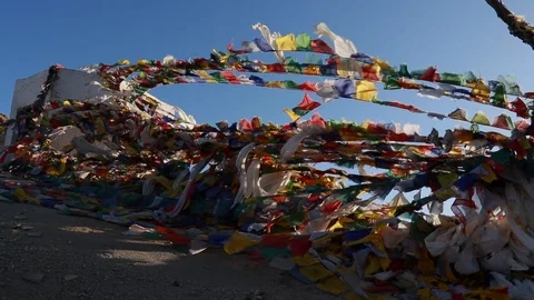 Prayer flags at the high passes of ladakh Видео 121963446