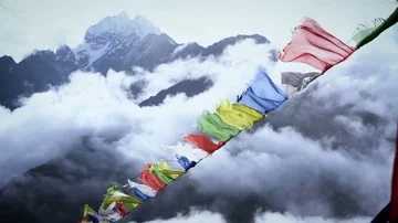Prayer Flags on Himalayan Mountain Sky, Everest Base Camp Trek From Namche Ba Vídeo Stock 85615414