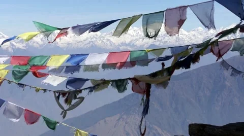 Prayer flags Lungta (flying horses) on the Himalayas mountains background. Vídeos de archivo 43742178
