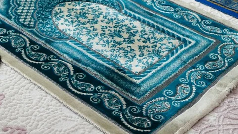 Prayer rugs in two different colors prepared for prayer Vídeo Stock 128841383