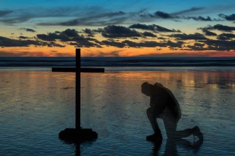 Prayer sunset beach cross Foto stock