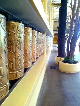Prayer wheels in a Buddhist temple Foto stock