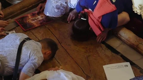 Prayers at the Stone of Anointing in Jerusalem 스톡 동영상 79393387