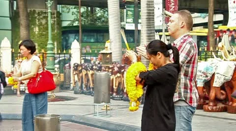 Praying to Buddha 스톡 동영상 9455617