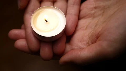 Praying with candle. Candle in hands Vidéo 101929326