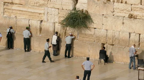 Praying at the Western Wall Vídeos de archivo 60748963