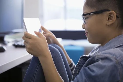 Pre-adolescent girl using digital tablet in classroom Foto stock