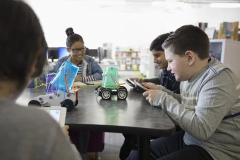 Pre-adolescent students programming robotics in library 스톡 사진