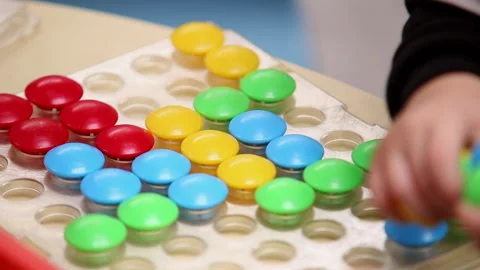 Pre school children hands fitting shapes into a tray Vídeo Stock 146076706