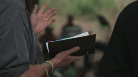 Preacher speaks to responsive audience 動画素材 59796959