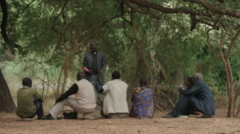 Preaching under a tree 動画素材 59796532