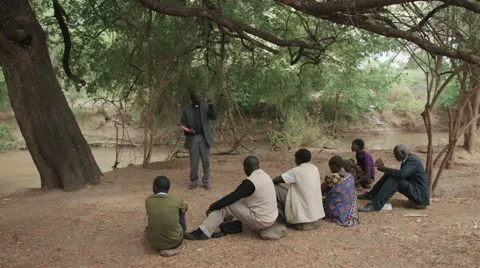 Preaching under a tree 動画素材 59796830