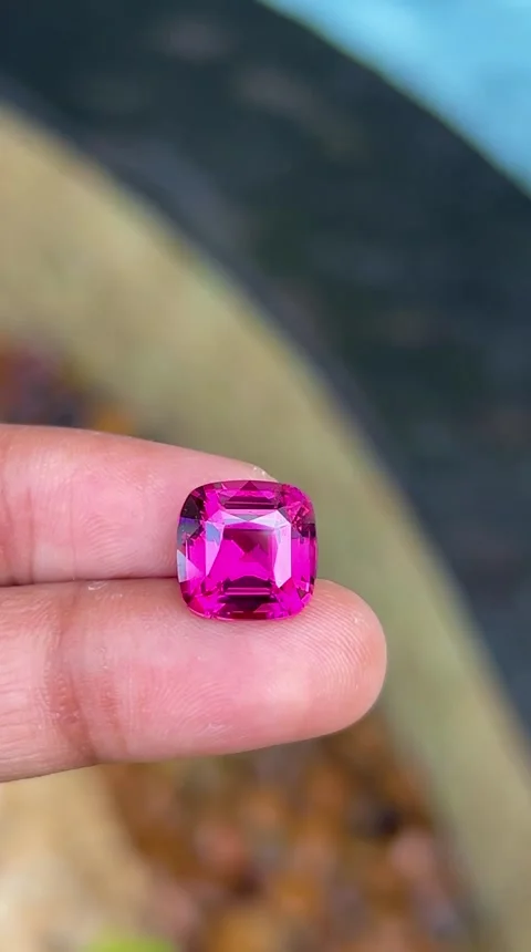Precious gem stones grenade 9 carat Stockbeeldmateriaal 230274820