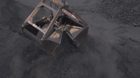 Precipitation of coal from the bucket Vídeos de archivo 68342311