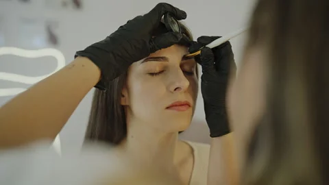 Precise eyebrow detailing during microblading treatment Видео 331826764