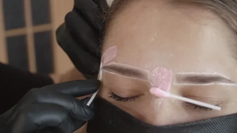 Precise Eyebrow Shaping with Measuring Stick Stockbeeldmateriaal 346543366