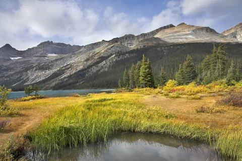 Precise a landscape. Bright precisely outlined northern mountains and bril... Foto stock