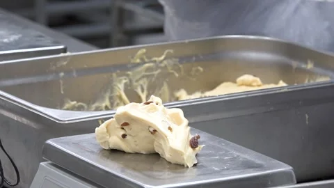 Precise Portioning of Sweet Pastry Dough for Commercial Baking Видео 333989977