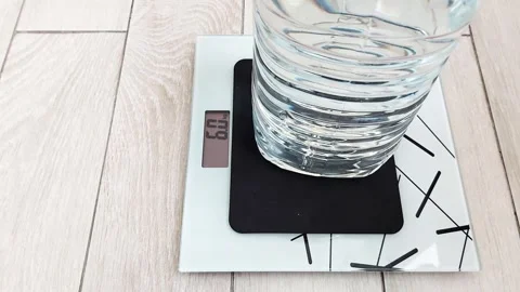 Precise Pour: Measuring Water Weight for Everyday Clarity 스톡 동영상 315427777