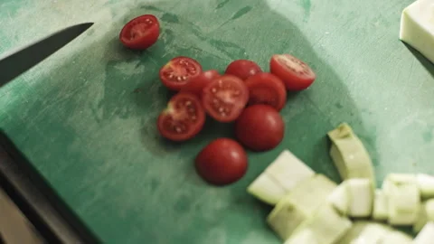 Precise Tomato Cutting on Wooden Cutting Board With a Knife Vidéo 262180779