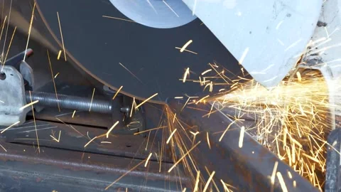 Precision Cutting of a Rectangular Steel Tube With a Circular Saw, creating Vidéo 262800626