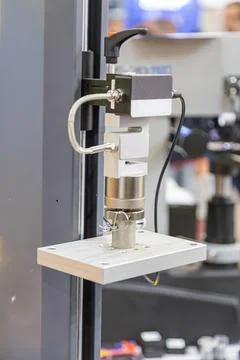 Precision engineering device in laboratory setup, featuring metallic assemb.. Fotos de archivo