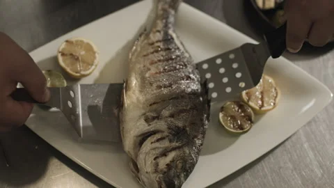 Precision Fish Cutting: Expertly Preparing a Freshly Caught Fish Fillet on a Vidéo 262180918