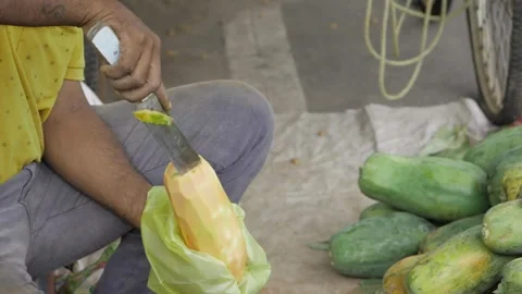 Precision Fruit Cutting - Ensuring Quality with Every Slice Video stock 320873694