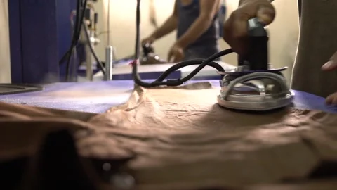 Precision Ironing: Close-Up of Factory Worker at Work 库存影片 152329211