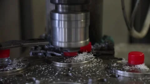 Precision Machine Screwing Red Bottle Tops in High-Speed Close-Up. Vidéo 251728747