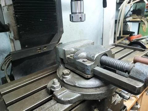 Precision machine vise on milling machine table 스톡 사진