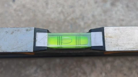 Precision measuring instrument lying flat on rough concrete, highlighting Vidéo 315355955