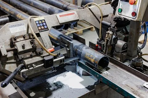 Precision in Motion A Gleaming Metalworking Machine Skillfully Carves Throu.. Foto stock