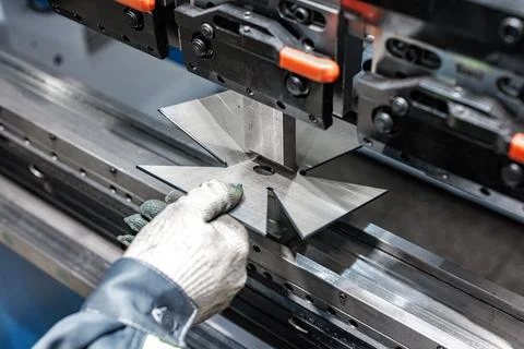 Precision in Motion A Skilled Operator Shapes Metal with State-of-the-Art B.. Foto stock