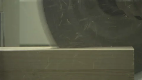 Precision notch cutting in timber by automated industrial saw Stockbeeldmateriaal 329685320