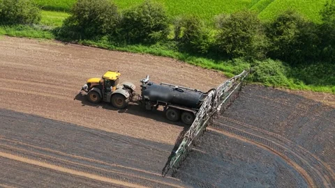 Precision nutrient application tractor distributing liquid organic fertilizer on Vídeo Stock 337878807