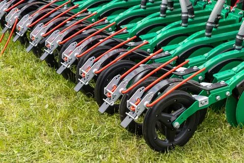 Precision planter row units with gauge wheels and seed placement system Fotos Stock