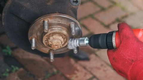 Precision rust removal from confined wheel hub areas using drill mounted wire Vídeos de archivo 341568872
