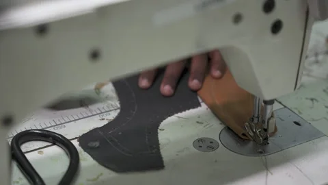 Precision Stitching of Leather Pieces in Artisan Workshop Видео 336039474