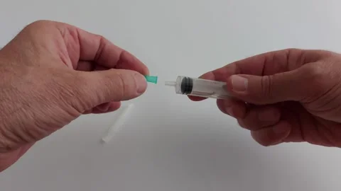 Precision Syringe Assembly: Step-by-Step Guide Video stock 309912522