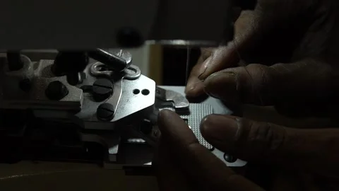 Precision Threading: Close-Up of Worker Threading Sewing Machine Needle 库存影片 152329151
