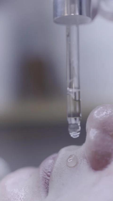 Precision tool applies droplet during focused eyelash treatment session Vídeo Stock 342820933