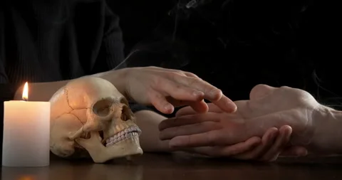 Predict future by hand. Vídeos de archivo 169064740