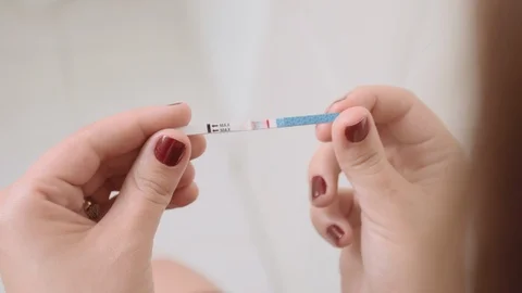 Pregnancy test with posite result Vídeo Stock 99833273